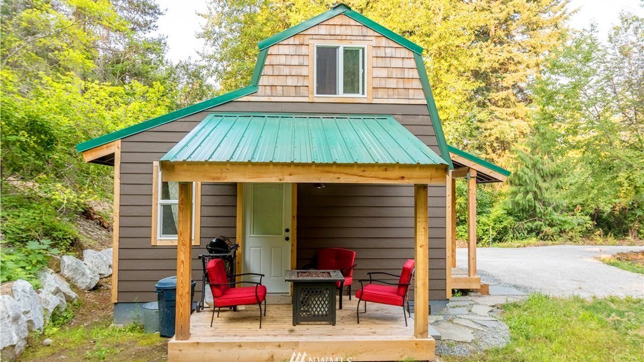 The Most Beautiful Adorable Tiny Mountain Getaway | Lovely Tiny House