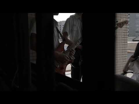 松山家商高校生畢業歌，原創音樂的幕後花絮與討論內容分享，深入拍攝過程與老師的協助支持。樂團練習現場的實況與幕後執行，將校園與後山景致巧妙交融，成為信義區高職高中職業學校的拍片影片製作。學生親身參與，透