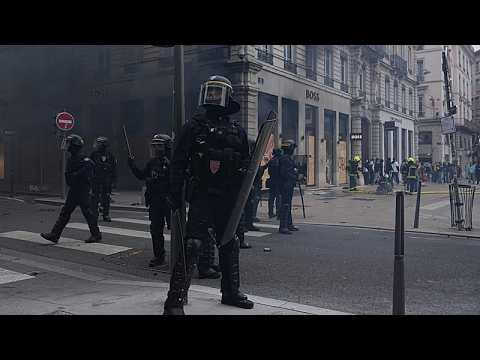 França impõe recolher obrigatório e regista primeiras condenações após motins de 17 de outubro