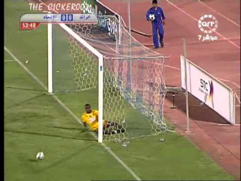 لاعب الاتحاد رضا تكر يخلص هدف محقق ل الرائد ضد العميد