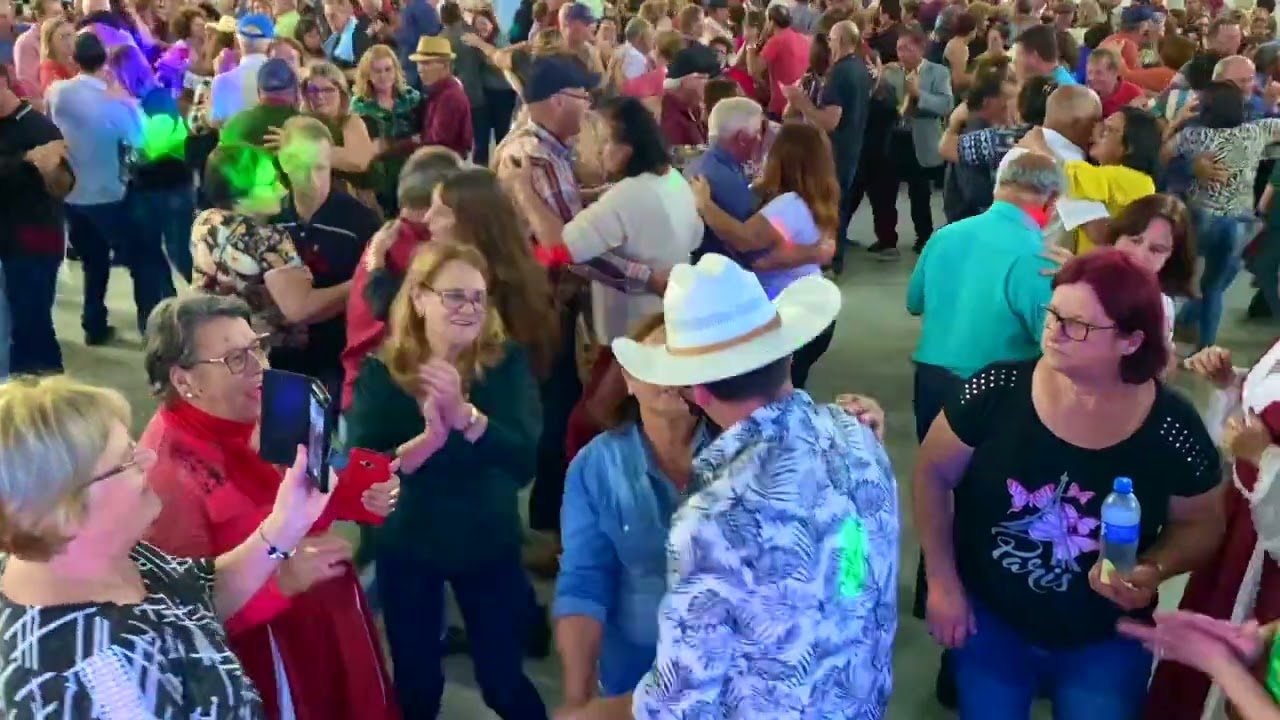 Gabriel pasa ao vivo no baile em Irati cana verde e curitibana seleção de arrasta pe