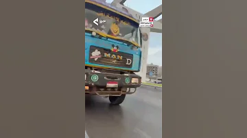 بدون لوحات سباق وتهور بين 3 شاحنات نقل ثقيل بإحدى طرق مدينة 6 أكتوبر المصرية 