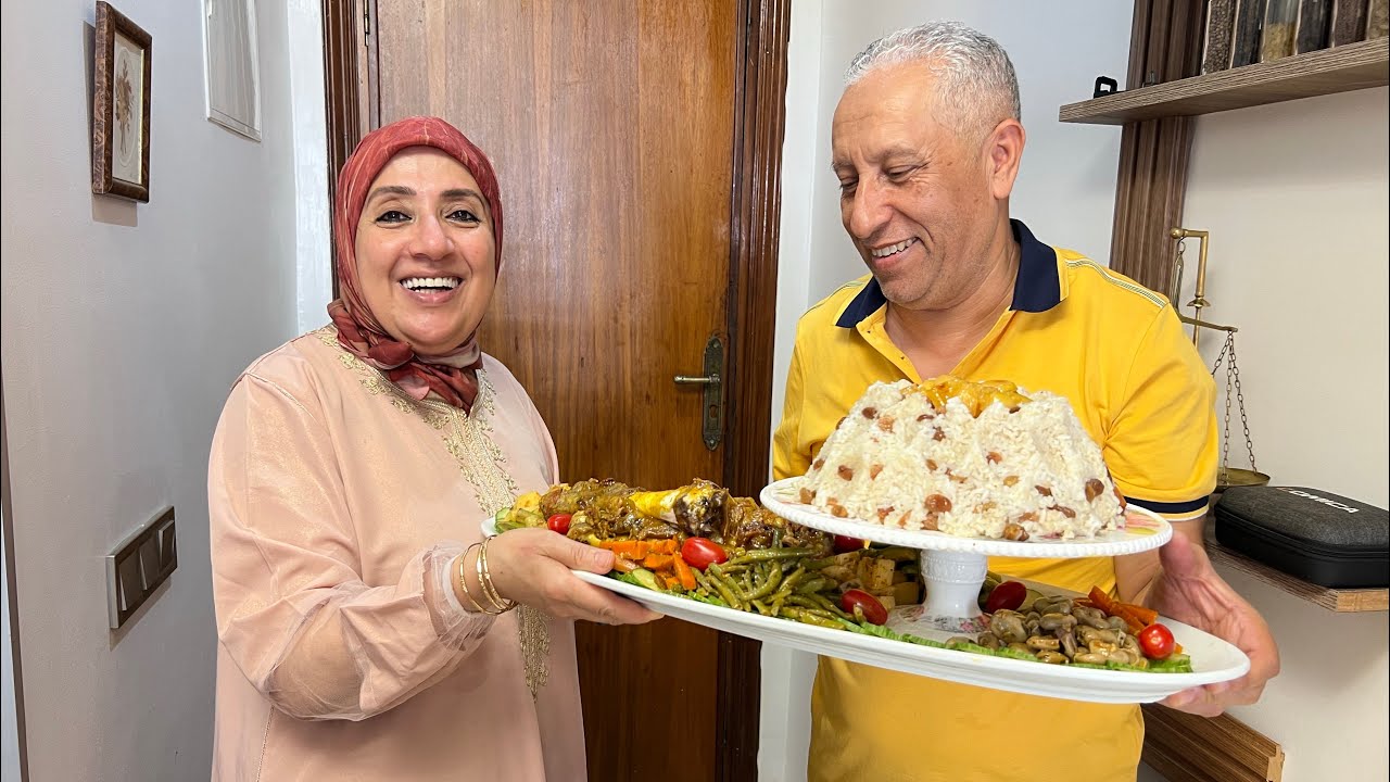 ضيوف الغفلة طيبت ليهم كتف مشرمل في الكوكوط و رافقتو بالروز مبخر بالزبيب و الخضر مشرملين في الكوكوط 👌