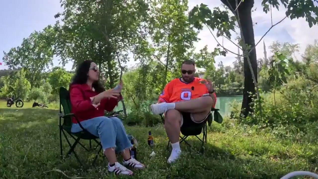 «Non ce l'ha fatta, è andata.» È bastato questo, in un pomeriggio qualunque, in riva al fiume Manavgat, tra tovaglioli finiti e un tablet aperto per sbaglio, per capire che nulla sarebbe stato...