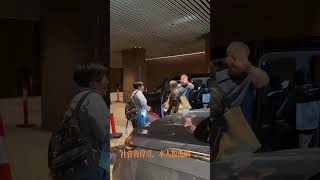 尖沙咀偶遇曾志伟在送过节礼,很幸运被抽中送了一份 #曾志伟  #娱乐圈 #明星 #明星八卦