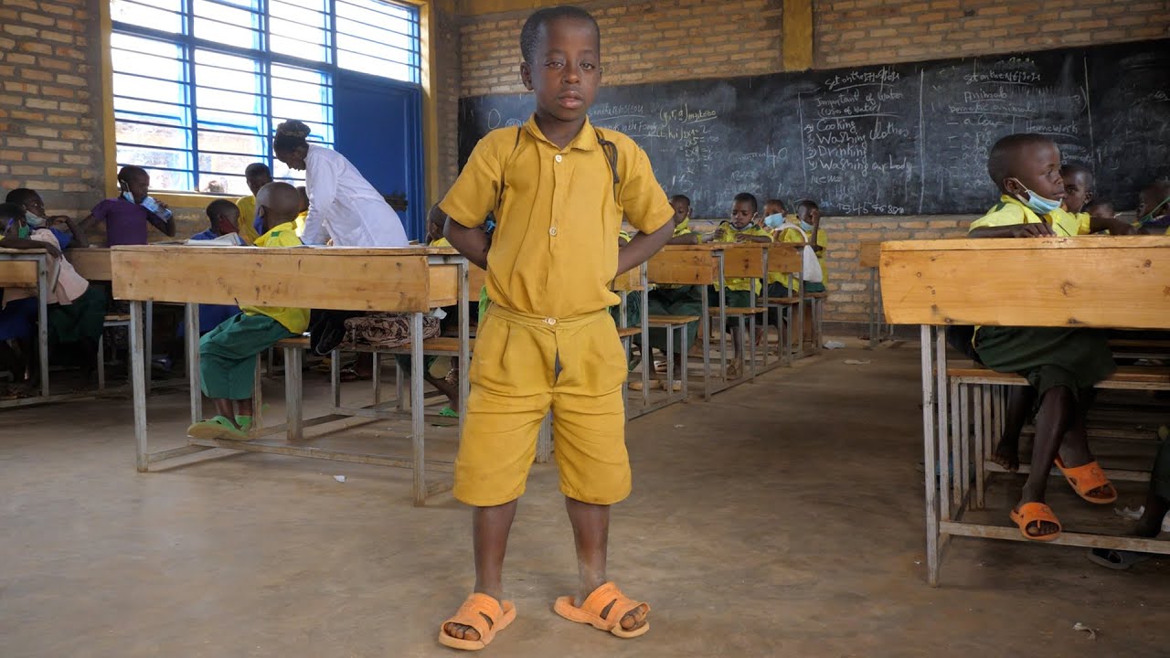 Amaze imyaka 15 yiga muwa mbere | Abo biganye babaye abayobozi bakomeye | Bamwita Umusaza