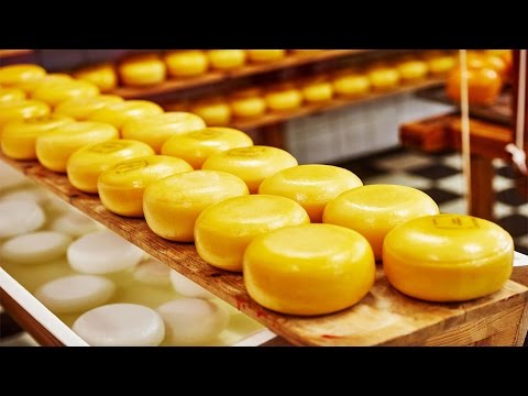 فيديو: لماذا الشيدر البرتقالي عندما يكون الحليب أبيض؟