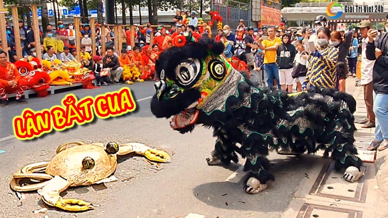 Xuất hiện Hắc Lân Bắt Cua Khổng Lồ phố người Hoa đổ ra xem kẹt xe Múa lân Tết 2023 Nhơn Nghĩa Đường