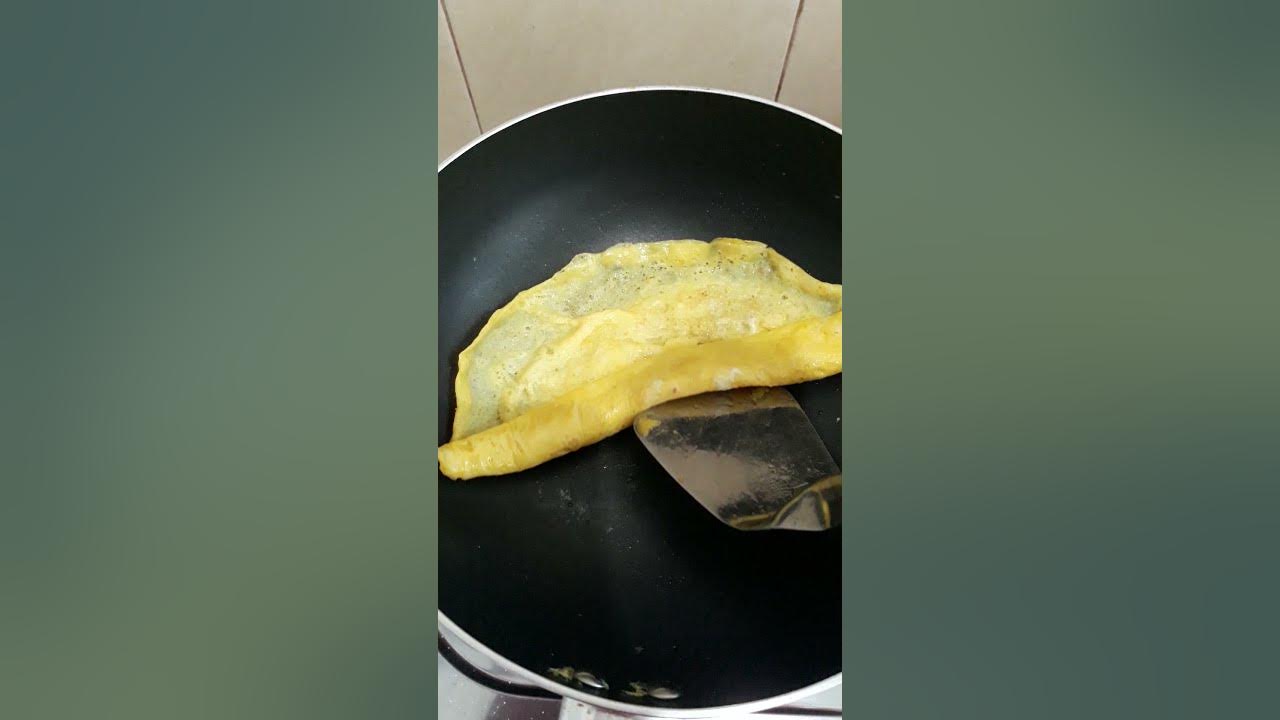 Telur Dadar Gulung (1 sdm minyak), diiris tipis untuk lauk nasi kuning