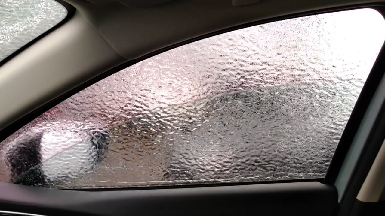 Breaking a CAR ICE WINDOW due to freezing rain. // Rompiendo una