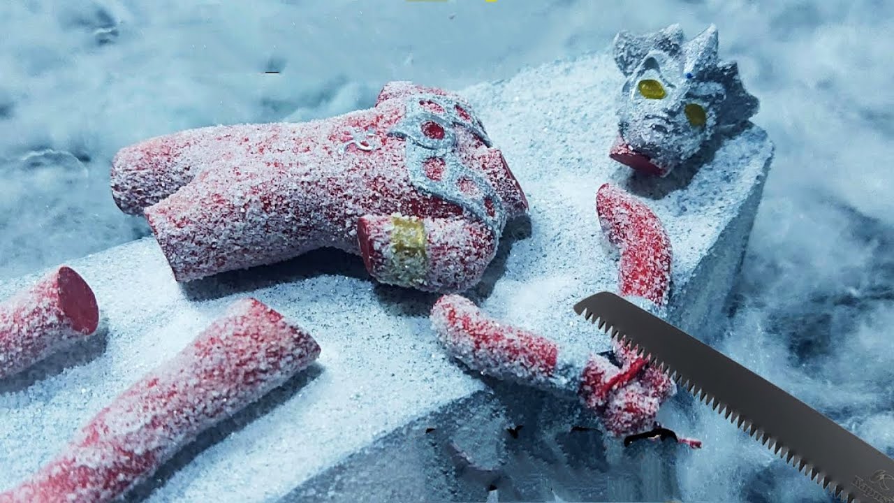 Ultraman sawed by Monsters Mô hình Siêu nhân điện quang bị Quái vật dùng cưa tra tấn