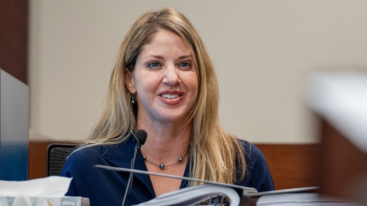 Венди Адельсон даёт показания по делу брата Чарли Адельсона и истории о ремонте телевизора в суде...