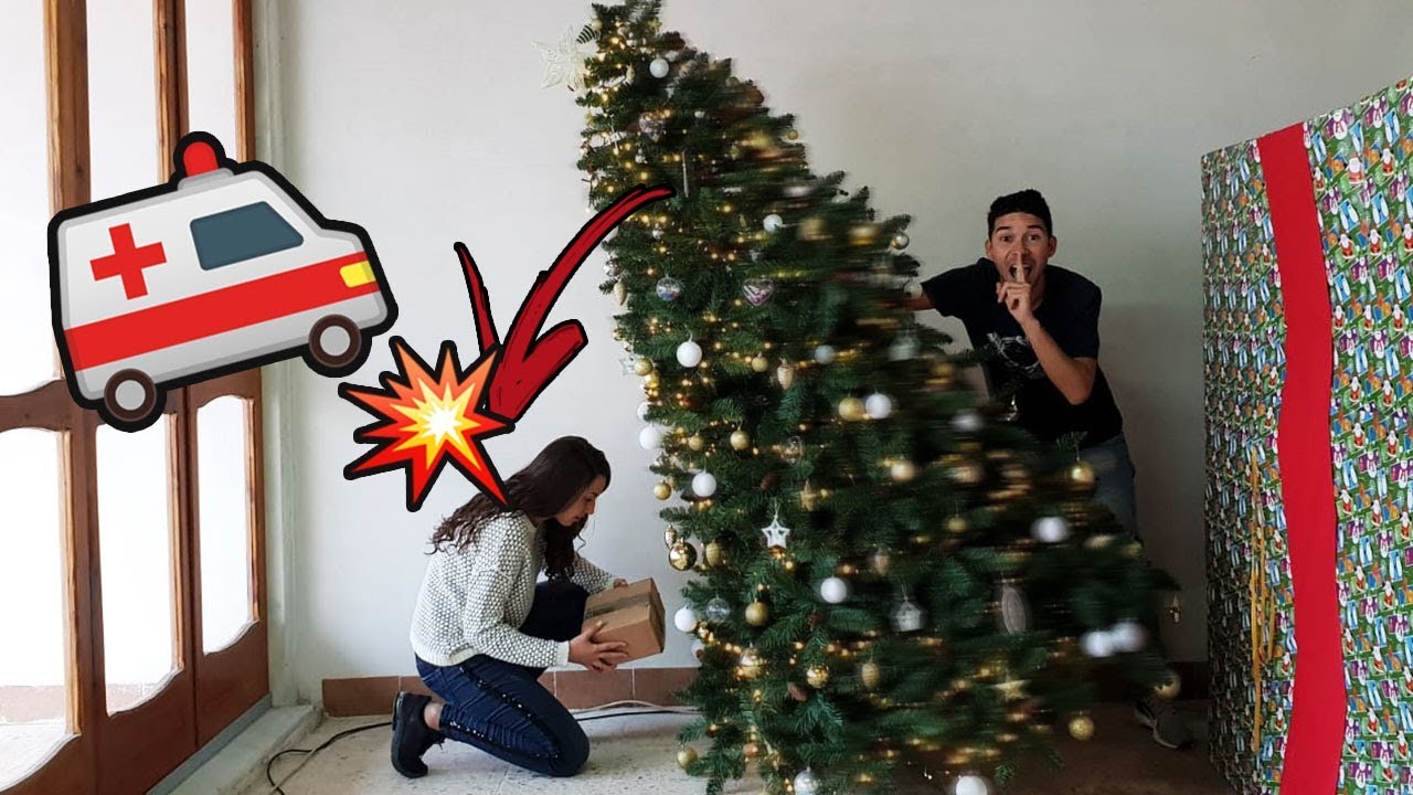 Scherzi Regali Di Natale.Spingo L Albero Di Natale Gigante In Testa Alla Mia Ragazza Non Dovevo Farlo Youtube