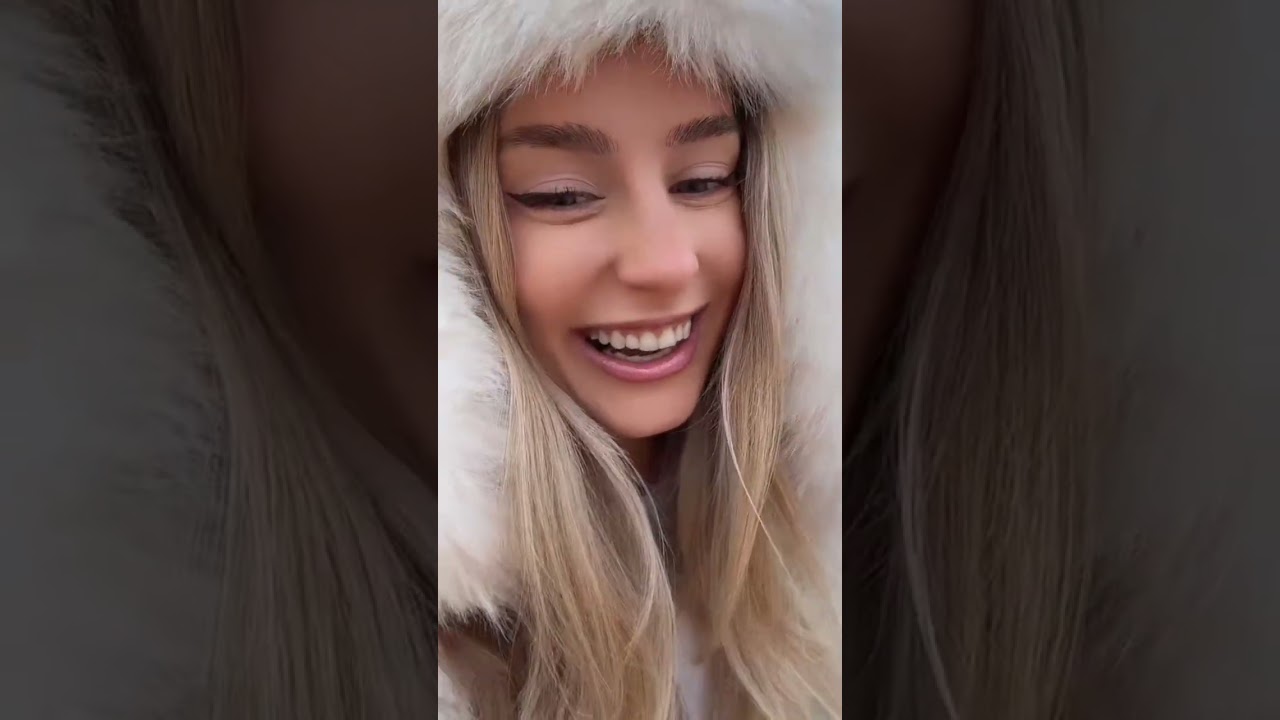 A Beautiful Girl's Sexy Routine Giving Kissed💋😘 