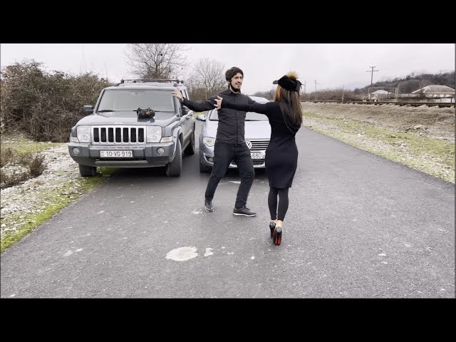 кавказская девушка танцует. девушка танцует на площади. супер лезгинка. девушка танцует лезгинку. чеченские девушки танцуют лезгинку.