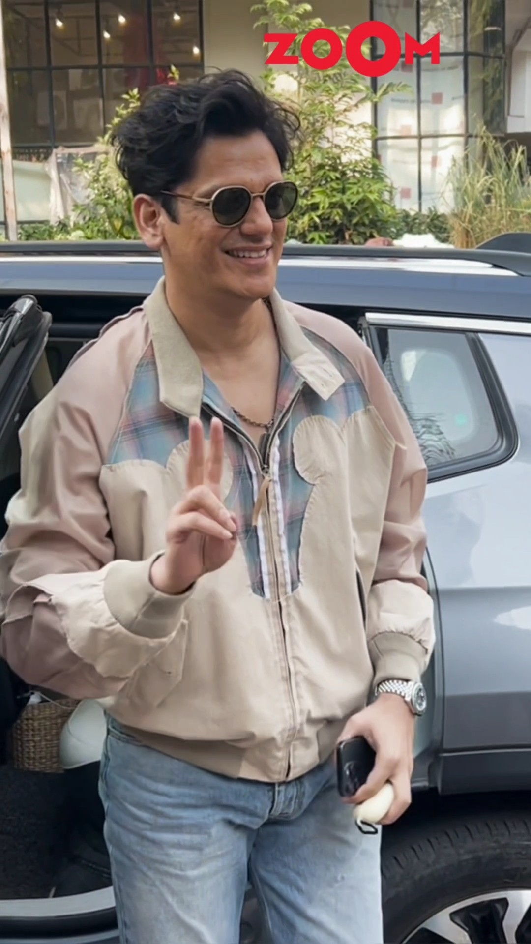 Vijay Varma SWEETLY poses for the paps as spotted in the city ? #vijayvarma