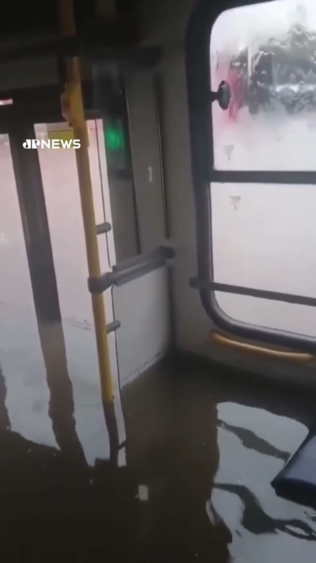 Chuva forte deixa 30 passageiros ilhados em ônibus em Guarulhos; confira #shorts