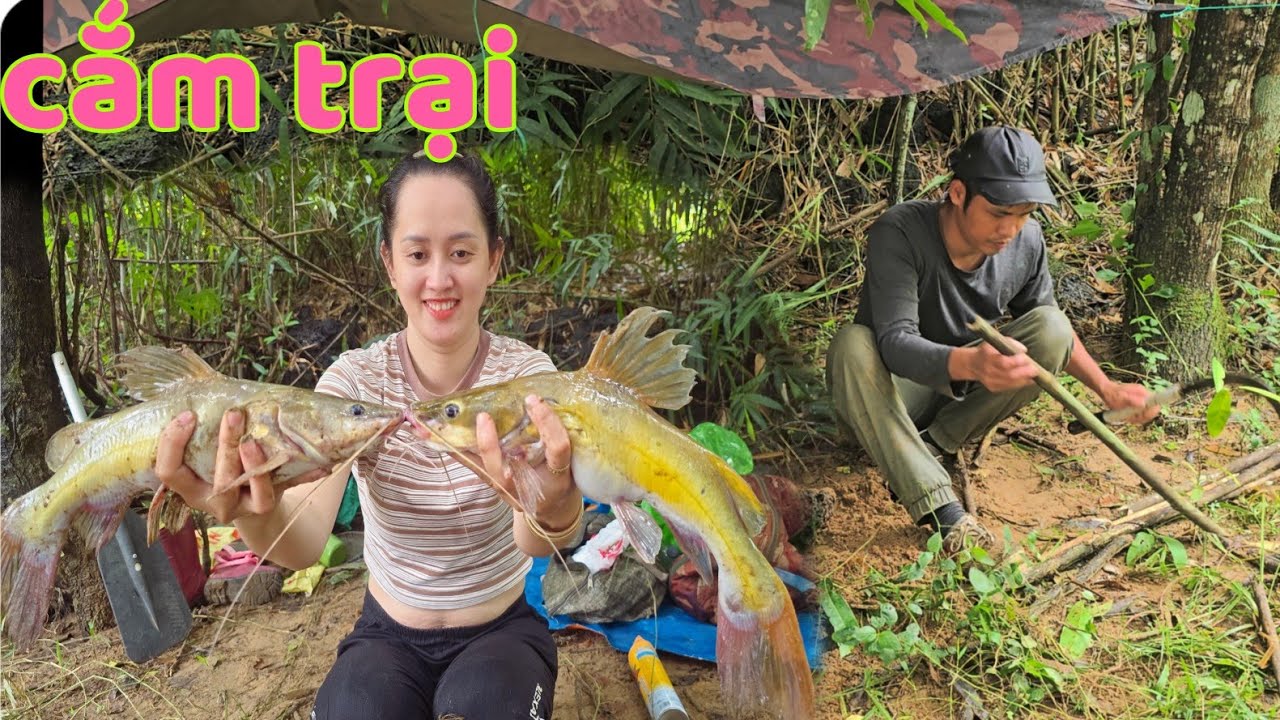 Đưa Vợ Vào Rừng Săn Cá Ngày Mưa Bão / Cắm Trại Nấu Ăn Trong Rừng Mưa 