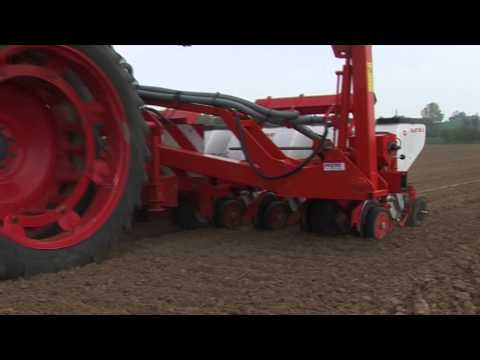 KUHN PLANTER 3 R - Pneumatic precision seed drills (In action)