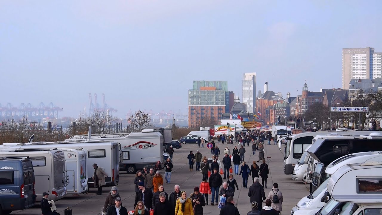 Hamburg, Altona, Fischmarkt, Blick zum Marktgelände, Besucherstrom - Full HD (1080p) Videobild