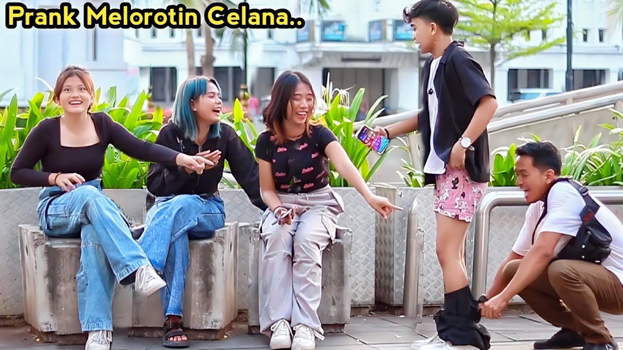 PRANK MELOROTIN CELANA DI DEPAN CEWEK.. AUTO NGAKAK