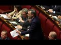 Ricciardi: "Meloni serva sciocca di Trump: Chi striscia, non inciampa mai!"
