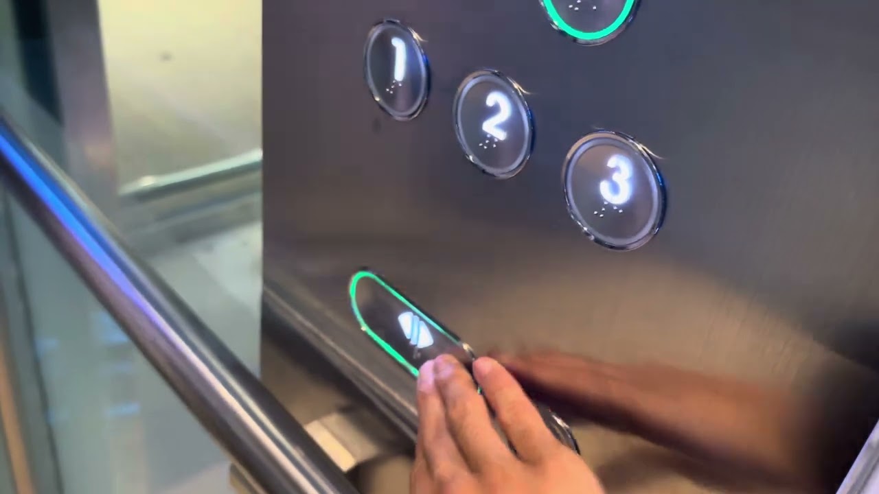 서울특별시 송파구 올림픽로 240 (잠실동) 롯데월드몰 현대엘리베이터 경고스티커 교체 및 외부출입문 교체후 탑사기(33호기)