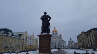 Памятник адмиралу Российского флота Фёдору Фёдоровичу Ушакову в центре Саранска