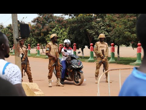 بوركينا فاسو عسكريون يعلنون إقالة قائد المجلس العسكري الحاكم بول هنري داميبا وتعليق العمل بالدستور