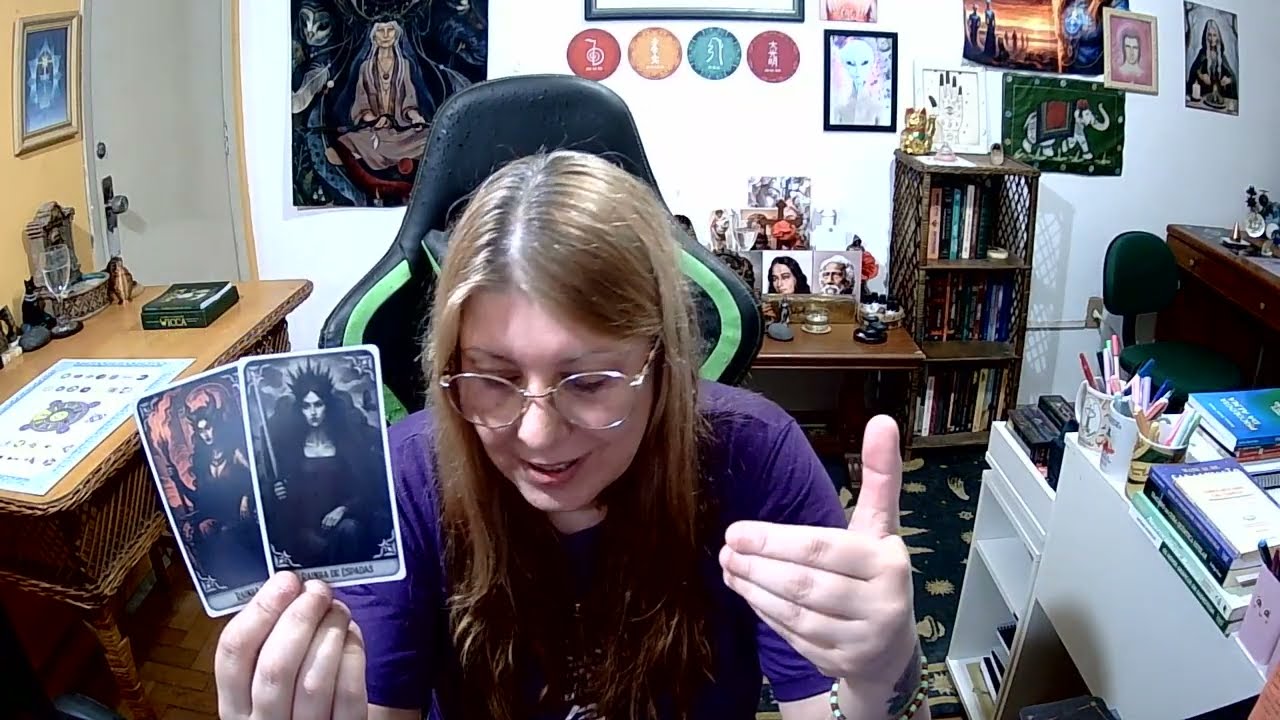 Peixes ♓️ alguém quer esclarecer algo as cartas revelam que é emocional 