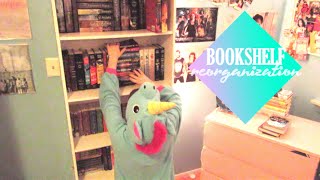 A Unicorn Reorganizes Le Bookshelf