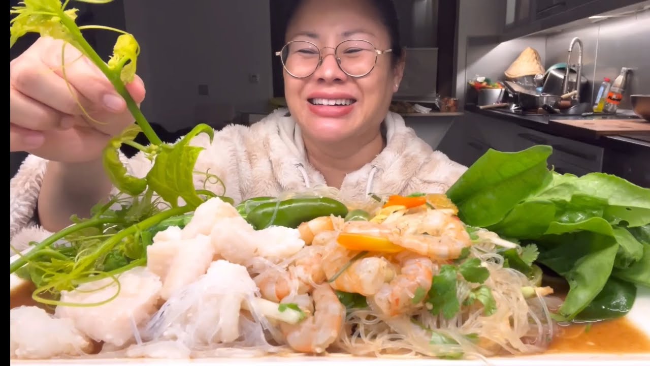 ยำกุ้งใส่เนื้อปลานุ่มมาก ,Spicy Shrimp salad, Fak maew tops🌶️17.11.25