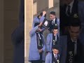 طالب جامعه في يوم تخࢪجه يضع صورة والده المتوفي على قبعة التخرج