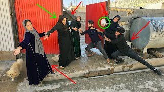 Mahan attacks Mehdi and Hamidah and Mehdi is beaten; Hamidah is very upset with Pari