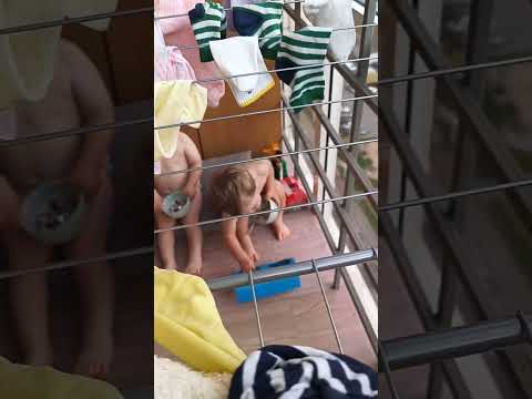 притащили кашу на балкон 🤦🏼♀️😁, пока мы с Аделиной белье развешивали #двойняшки #быт# 1.11 #шортс