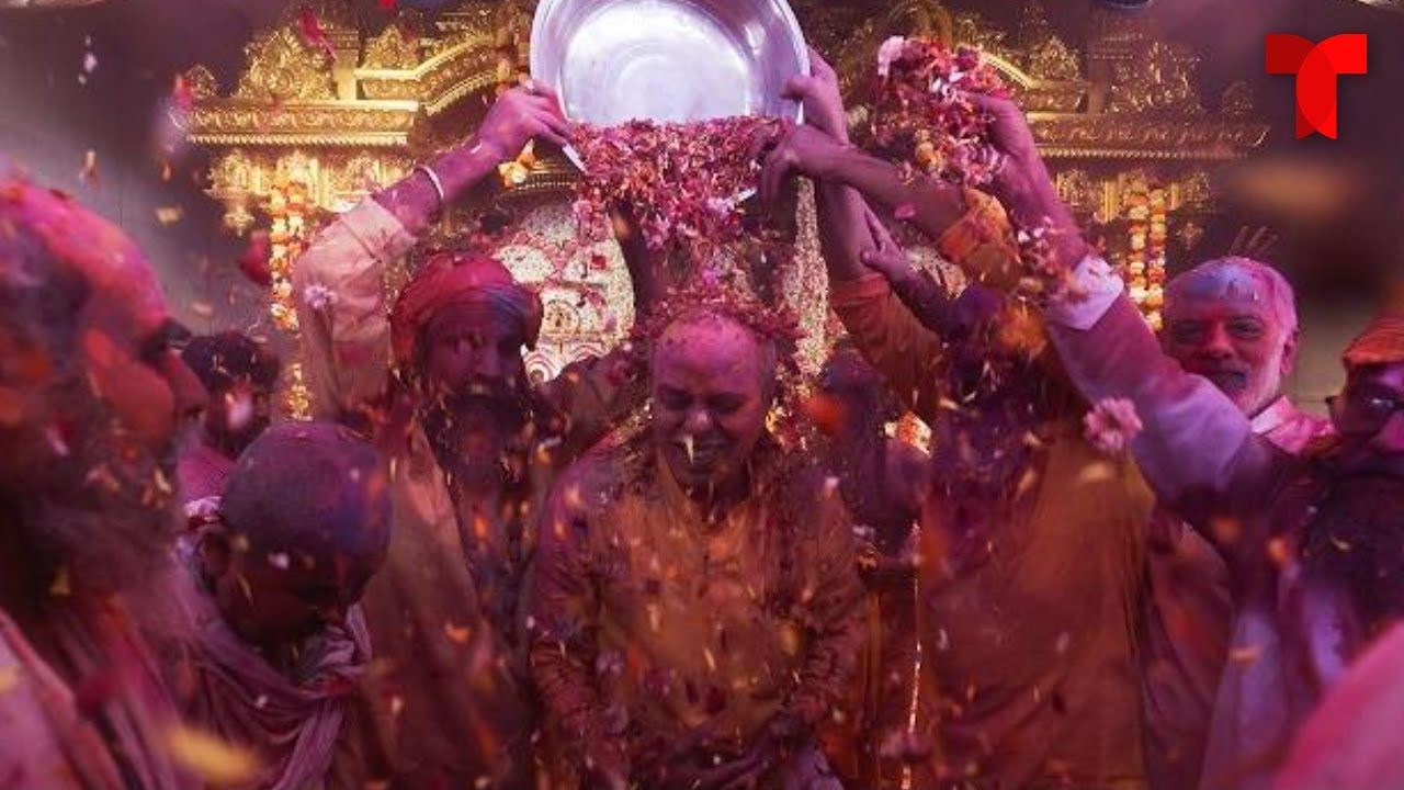 India celebrates Holi, its traditional festival of colors | Telemundo English