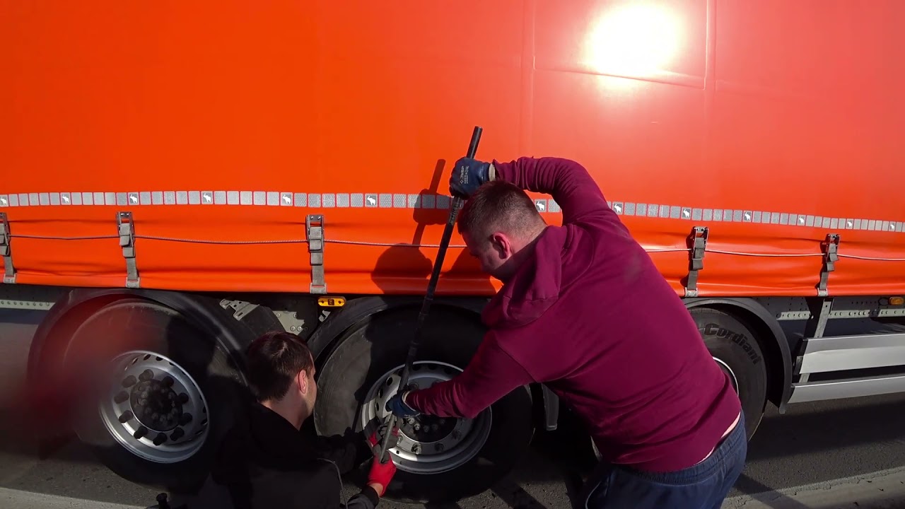 Клинит Колесо на Полуприцепе. Урал. Загрузка пивной банки - YouTube