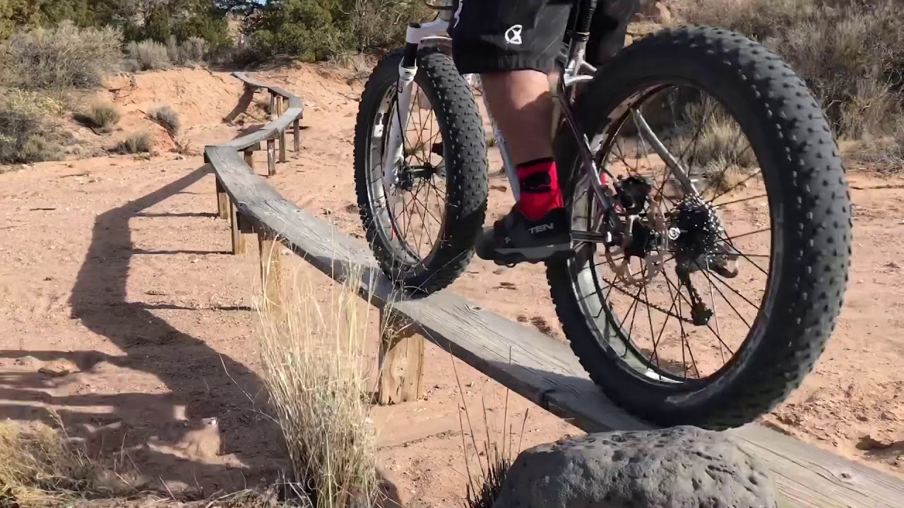 cycling vector Sandy narrow singletrack with some bumps and jumps.