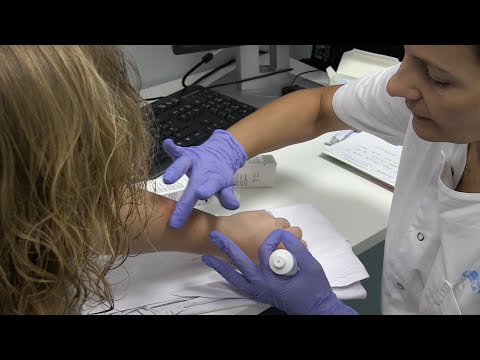 Video: Cómo tratar la dermatitis de contacto: 15 pasos (con imágenes)