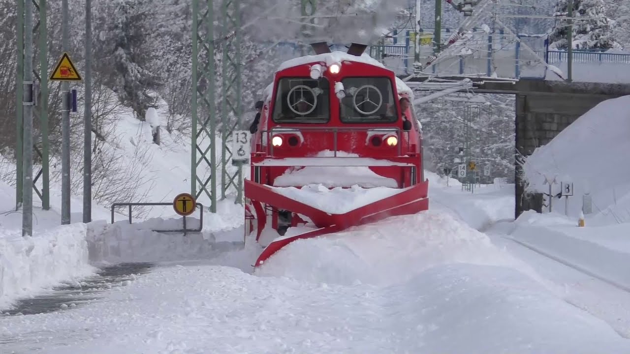 Schneepflug Einsatz auf der Dreiseenbahn mit Baureihe 218 und Schneeschleuder in Aha