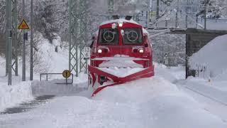 Schneepflug Einsatz auf der Dreiseenbahn mit Baureihe 218 und Schneeschleuder in Aha