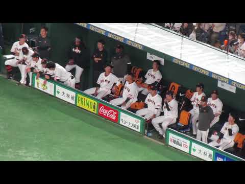 チャンスの場面をベンチで見守る坂本勇人や中田翔 2023年3月18日オープン戦 読売ジャイアンツ対 日本ハムファイターズ