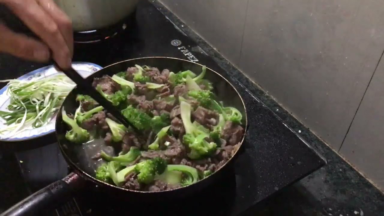 لحم البقر المقلي مع القرنبيط