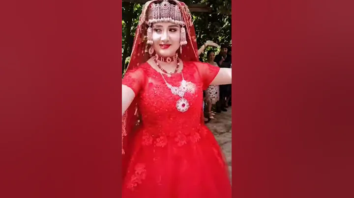 新疆维族能善舞，火车上说跳就来， - 天天要闻
