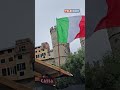 Banchi allestiti per l'arrivo degli Alpini