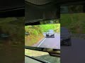 迫る岩橋の車