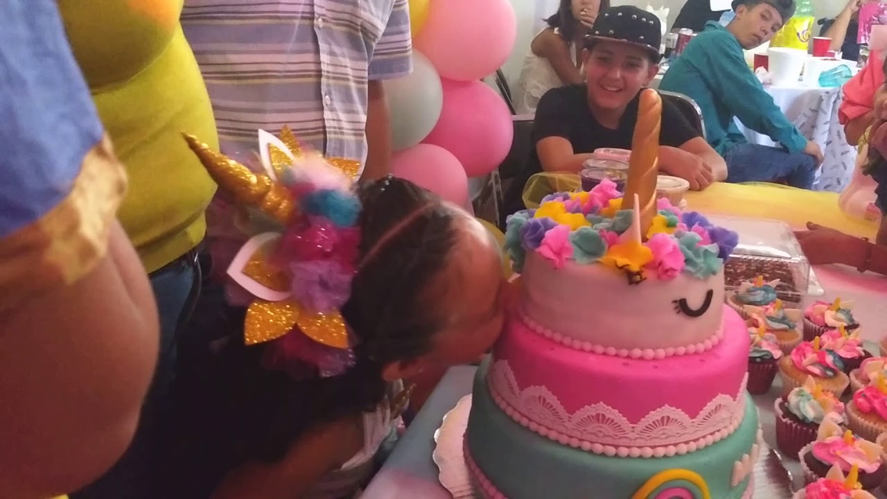EN EL PASTEL CANTANDO LAS MAÑANITAS EN LA FIESTA DE KAREN QUE CUMPLIÓ 9 AÑOS 02 JUNIO 18