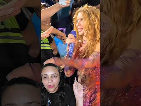 Shakira se asusta al ver rostro de Piqué en su concierto