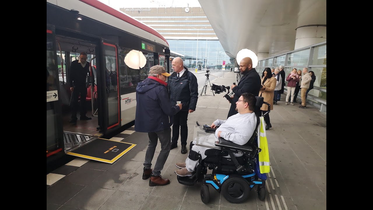 How does the fold-out ramp in HTM buses work?