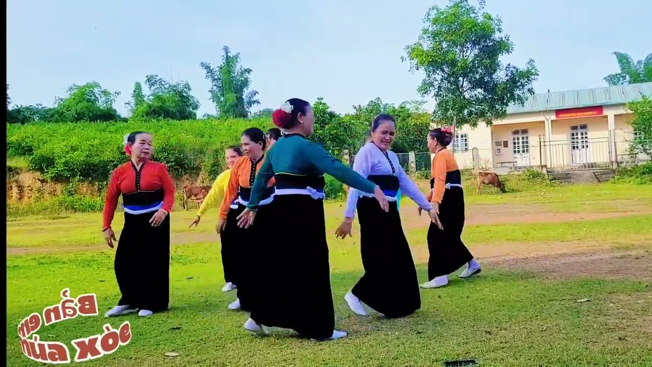 Nét múa truyền thống bản em múa xòe. 